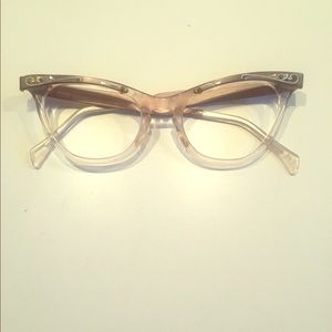 Vintage cat eye glass frames w original case.
